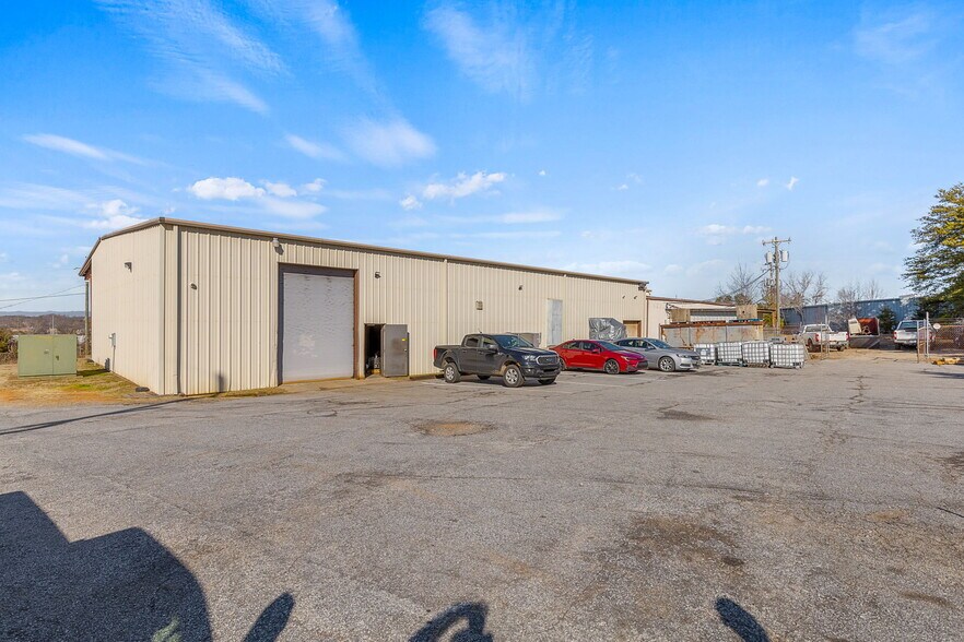 More Photos Of 110 Lee Joyal Rd, Duncan Service For Lease