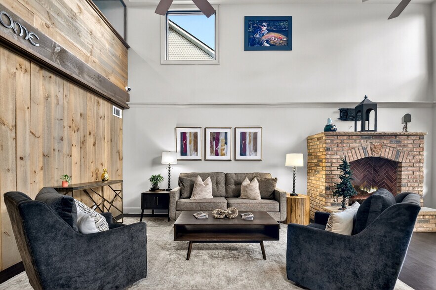 More Photos Of 240 W Main St, Blue Ridge Office For Sale