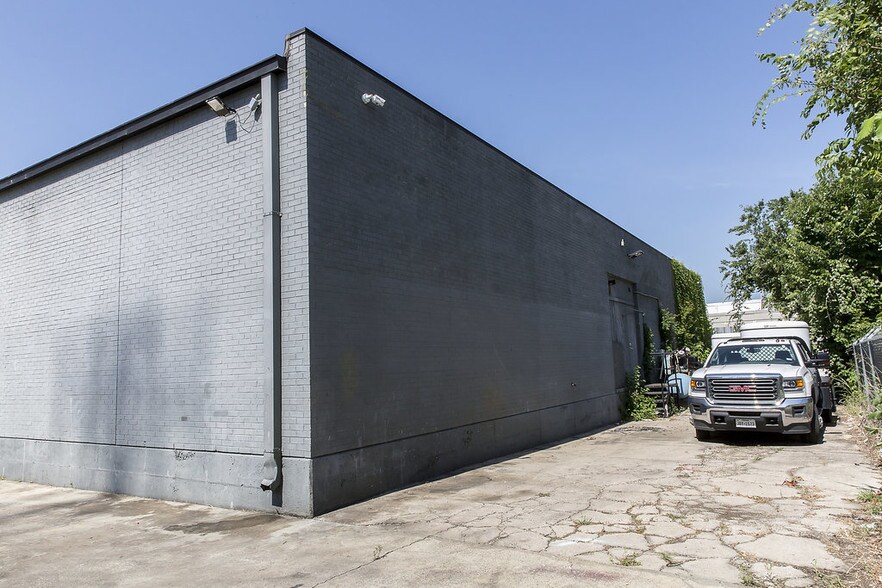 More Photos Of 1539 Round Table Dr, Dallas Light Manufacturing For Sale