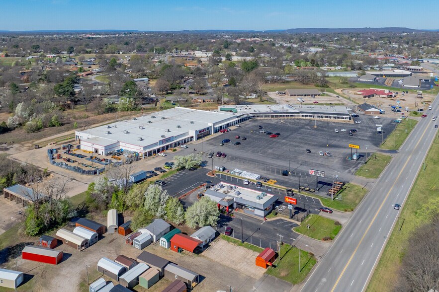 More Photos Of 2000 E Cherokee Ave, Sallisaw Storefront For Sale