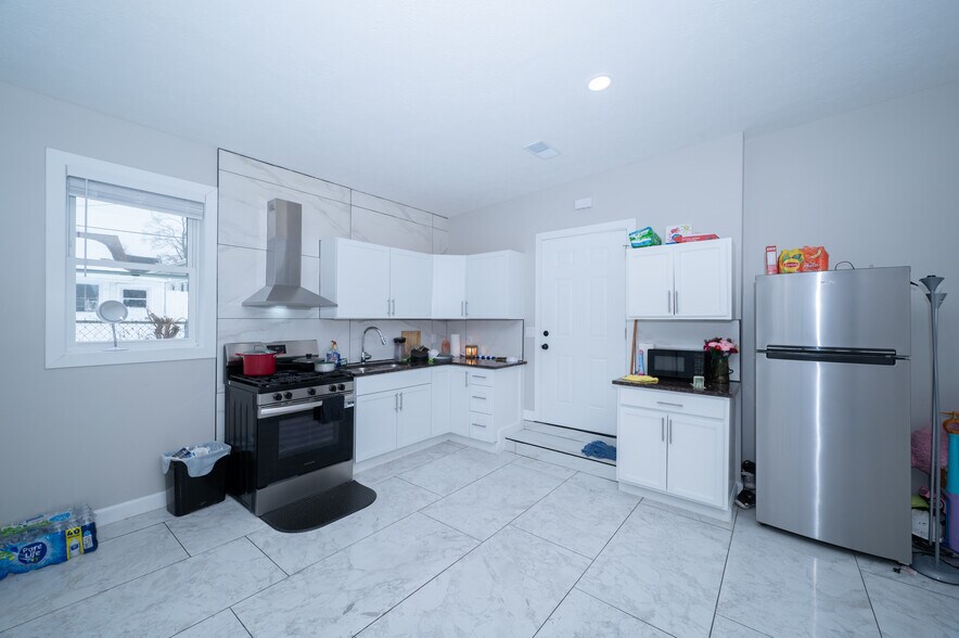 More Photos Of 2305 E Michigan St, Indianapolis Flex For Sale