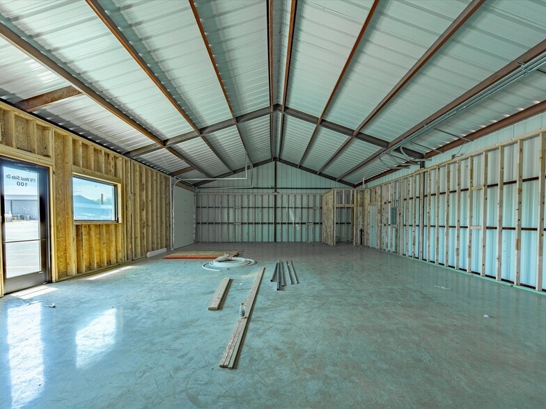 More Photos Of 200-225 West Side Dr, Decatur Light Distribution For Lease