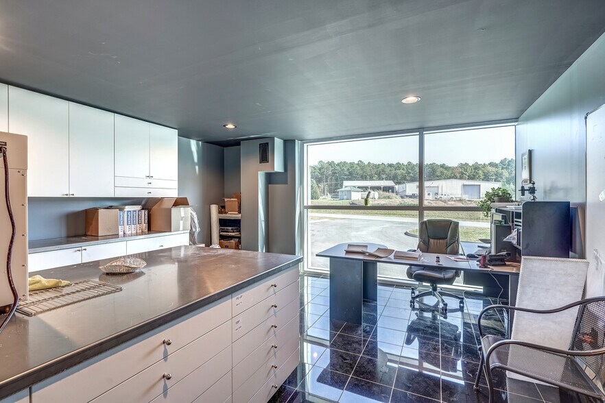 More Photos Of 48 Zion Station Ct, Troy Warehouse For Lease