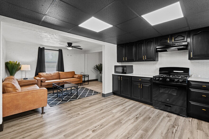 More Photos Of 2400 24th St, Rock Island Office Residential For Lease