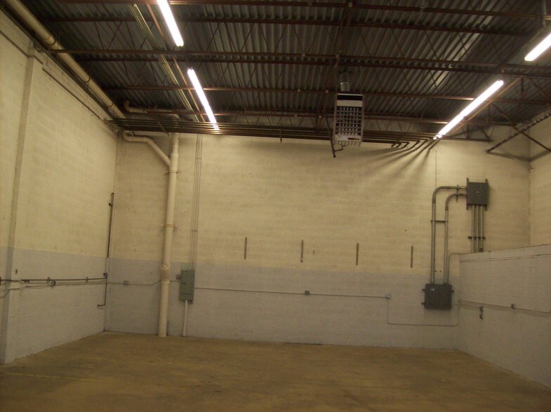 More Photos Of 112 Oakgrove Rd, Dulles Town Center Warehouse For Sale