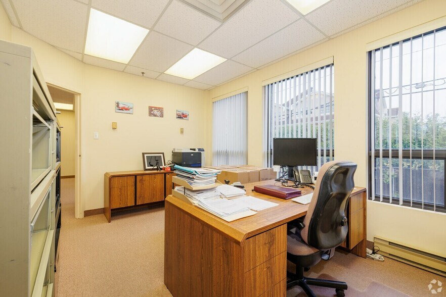 More Photos Of 2369-2395 Rue Rue Guénette, Saint-Laurent Light Distribution For Sale