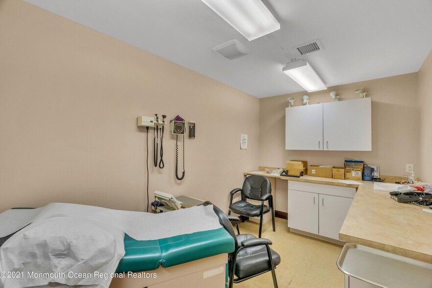 More Photos Of 2101 Lake Rd, Manchester Medical For Sale