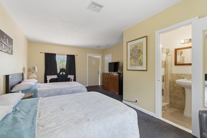 More Photos Of 320 N Federal Hwy, Lake Worth Hotel For Sale