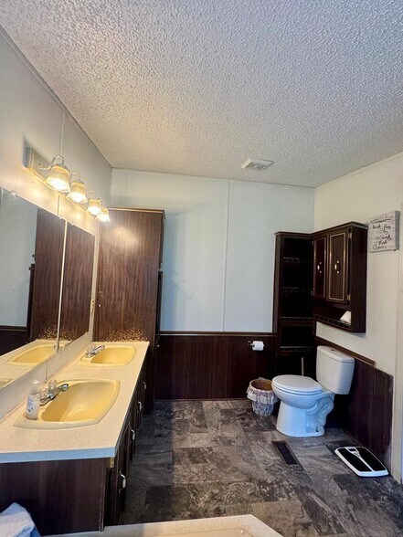 More Photos Of 158 Caloric Rd., Mullens Flex For Sale