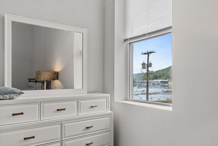 More Photos Of 471-472 W Main St, Fries Medical For Sale