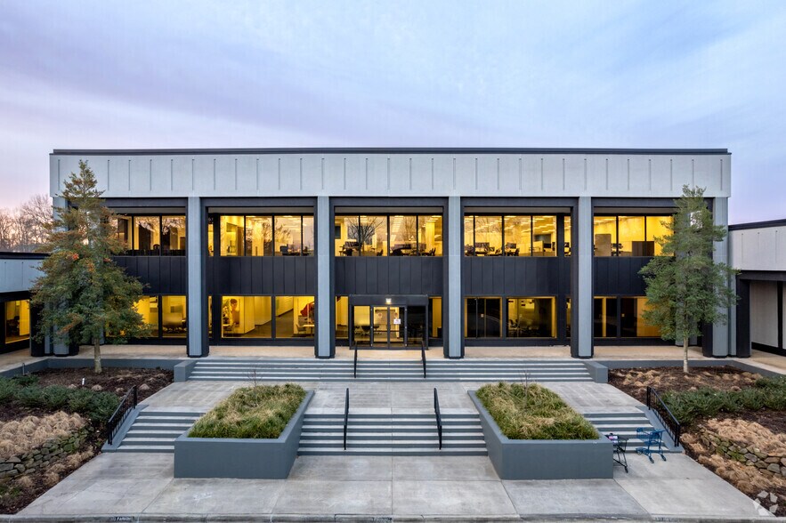 More Photos Of 401 McCullough Dr, Charlotte Office For Sale