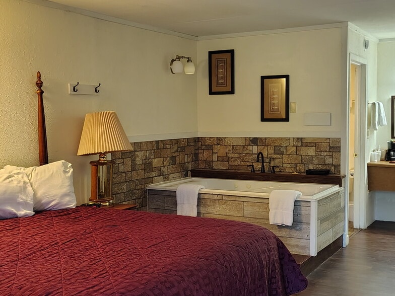 More Photos Of 10770 E State Highway 76, Branson West Hotel For Sale