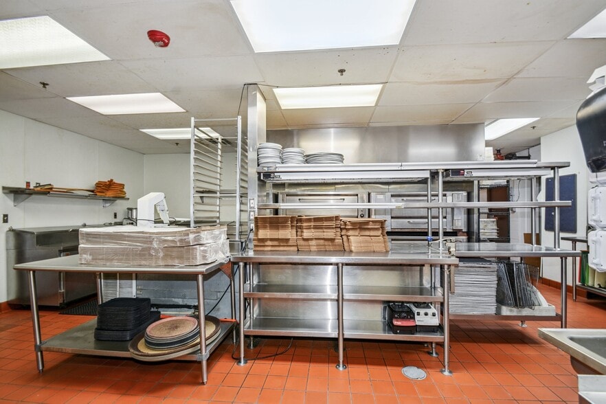 More Photos Of 1900 & 1924 Marshall St NE, Minneapolis Restaurant For Sale