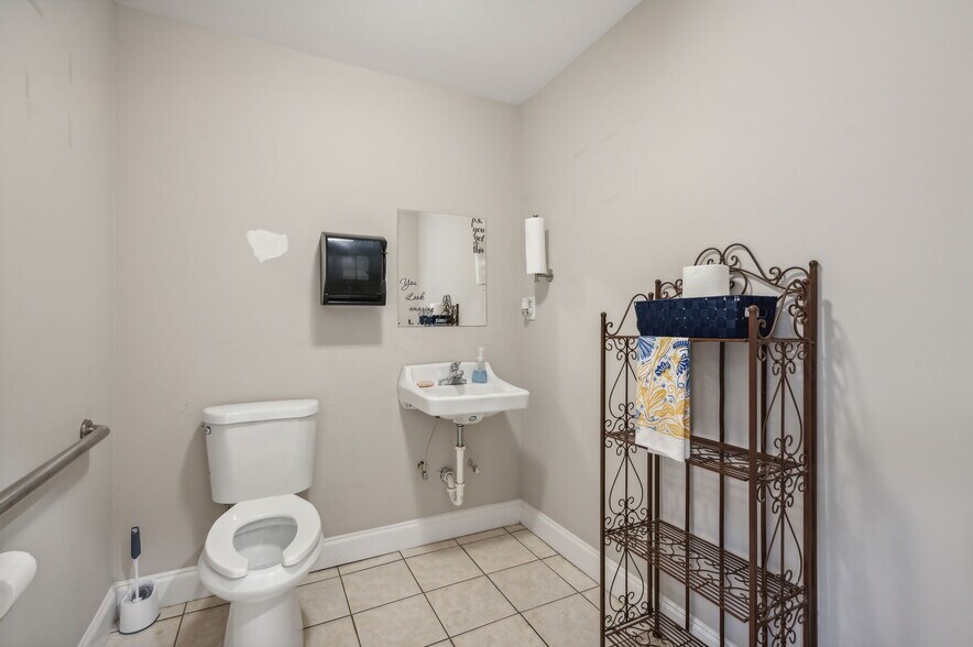 More Photos Of 4228 Main St, Oakwood Showroom For Lease