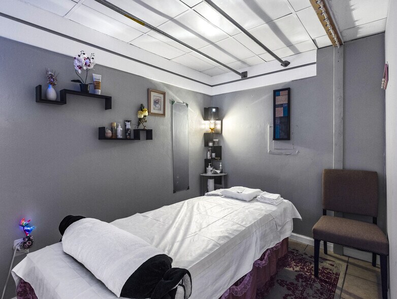 More Photos Of 201 N Indian Canyon Dr, Palm Springs Storefront Retail Office For Sale