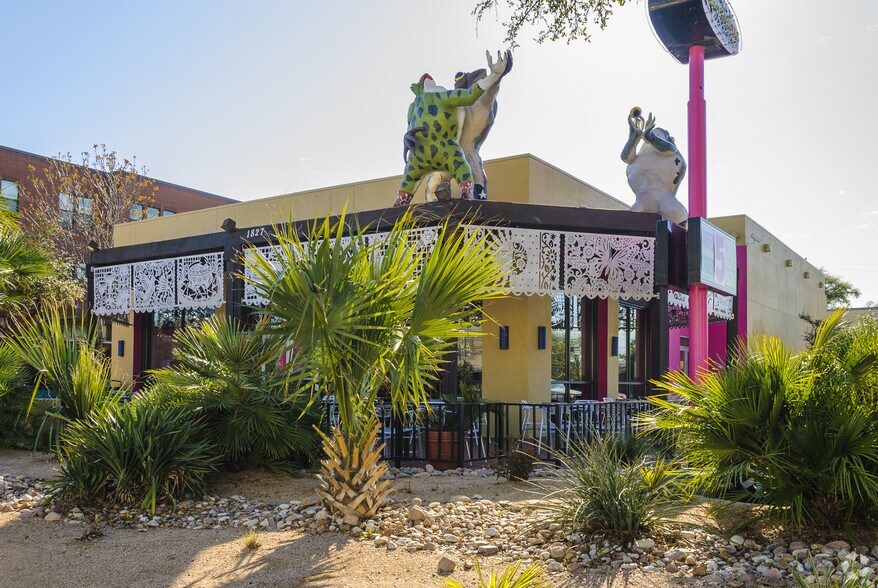 More Photos Of 1827 Greenville Ave, Dallas Fast Food For Lease