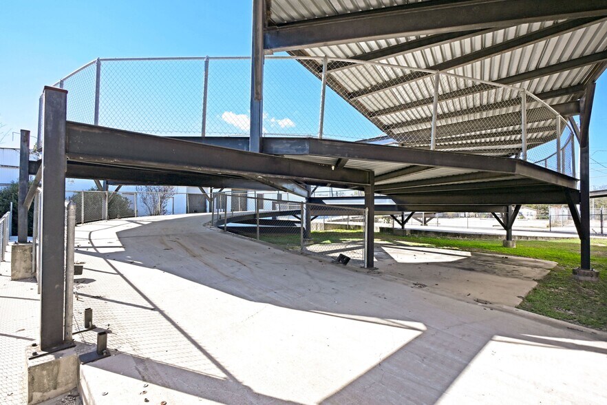 More Photos Of 1123 Bowie St, Seguin Warehouse For Sale