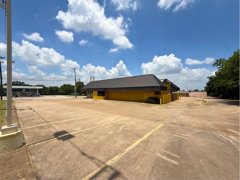 More Photos Of 510 S Cherry Ln, Fort Worth Restaurant For Lease