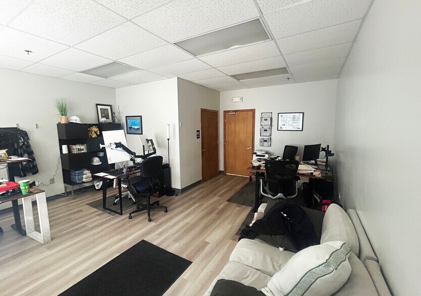 More Photos Of 1340-1358 Ridge Ave, Elk Grove Village Warehouse For Sale