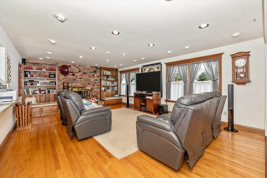 More Photos Of 806 Park Ave, Mount Airy Office For Sale