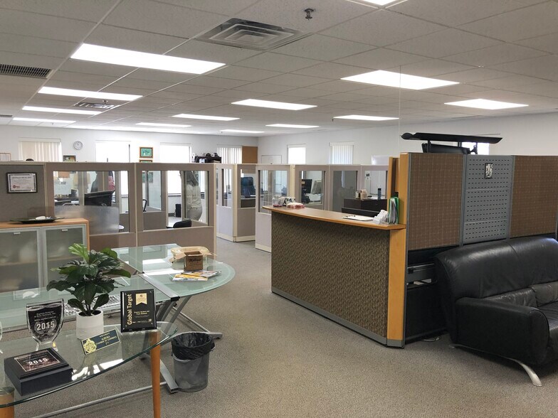 More Photos Of 325 Harris Dr, Aurora Warehouse For Sale