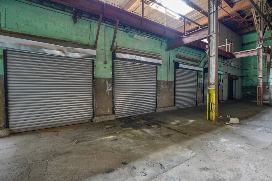 More Photos Of 825 E 140th St, Bronx Warehouse For Lease