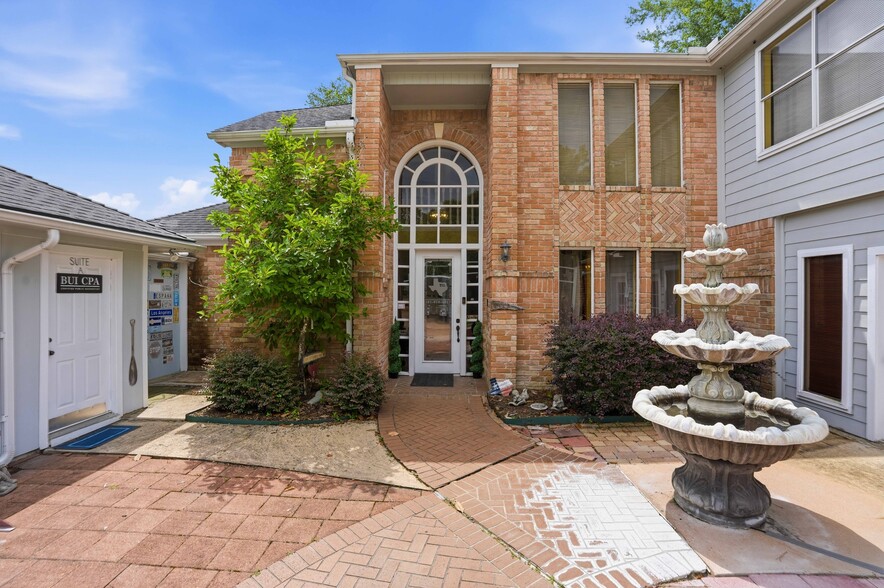 More Photos Of 13700 Lakewood Forest Dr, Houston Office For Sale
