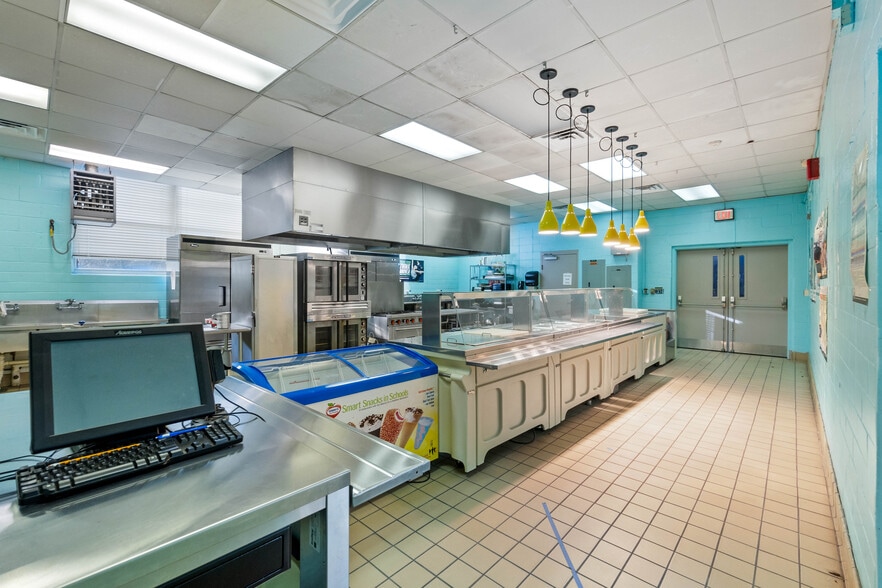 More Photos Of 5710 Wesconnett Blvd, Jacksonville Schools For Lease