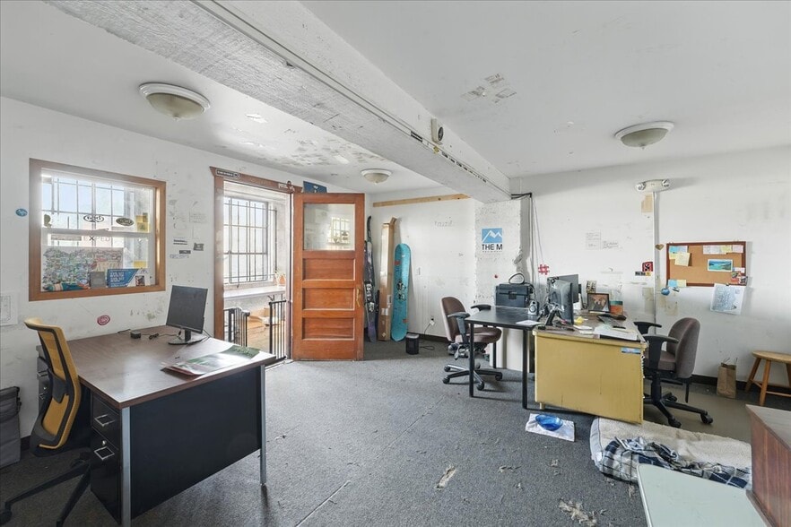 More Photos Of 2975 NE Sandy Blvd, Portland Storefront For Sale