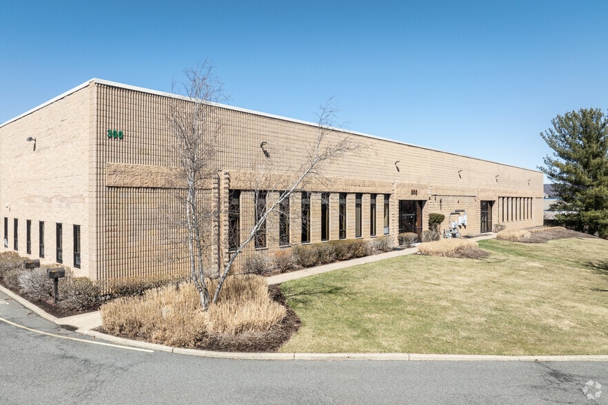 Primary Photo Of 300 Corporate Dr, Mahwah Warehouse For Lease