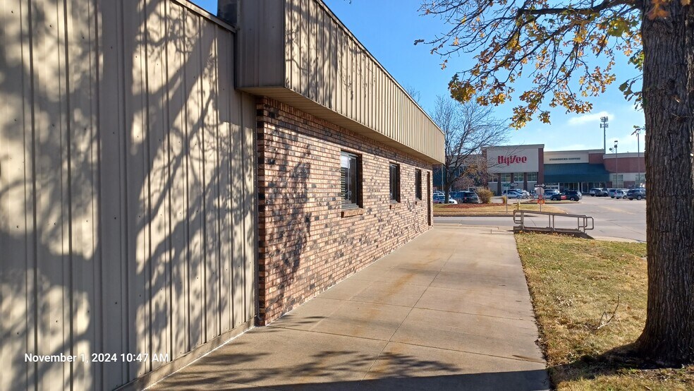 More Photos Of 822-826 S 4th St, Clinton Office For Sale