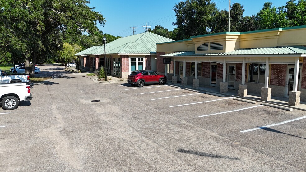 More Photos Of 360 Courthouse Rd, Gulfport Freestanding For Sale