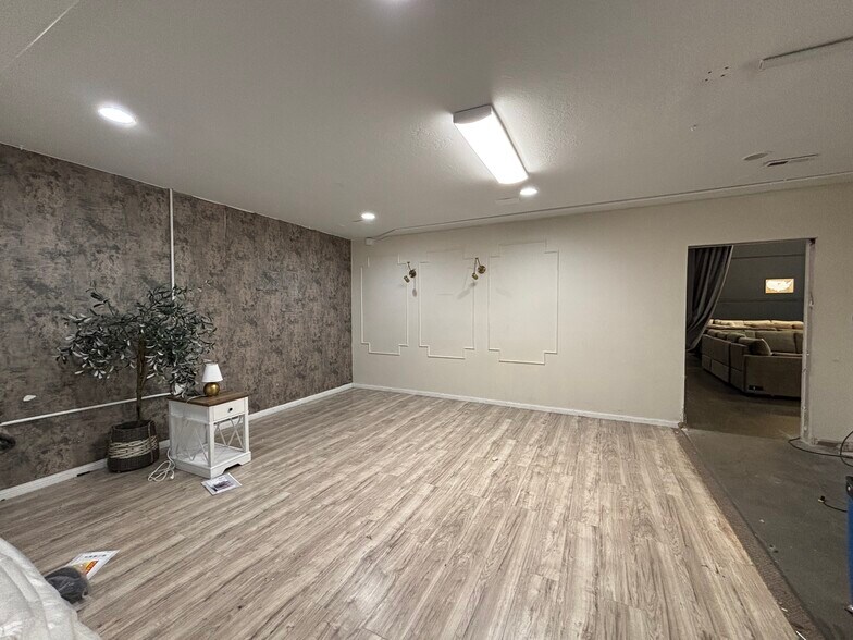 More Photos Of 111 N Geneva Rd, Vineyard Industrial For Lease