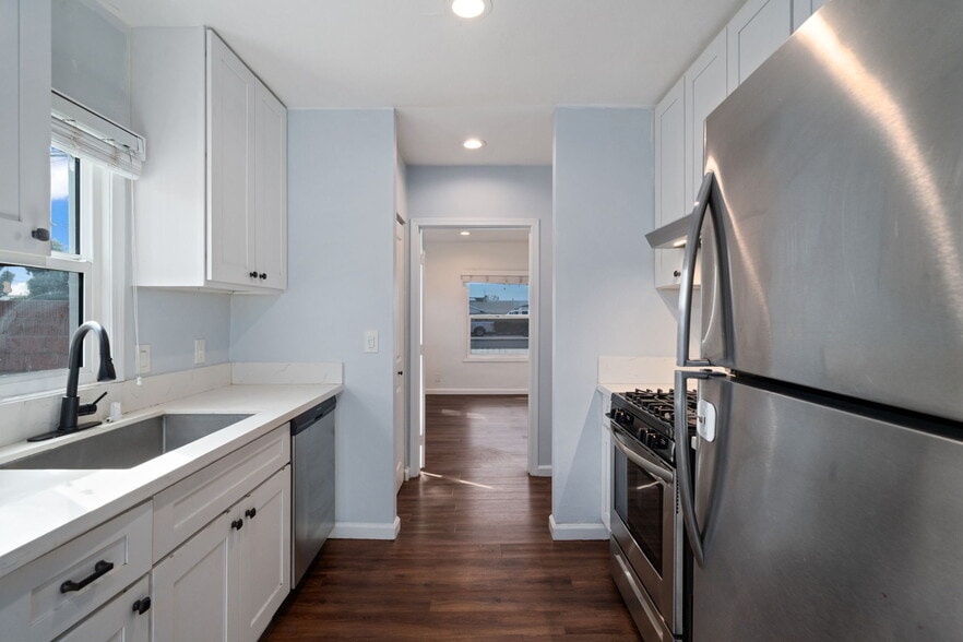 More Photos Of 2283 N Batavia St, Orange Contractor Storage Yard For Sale