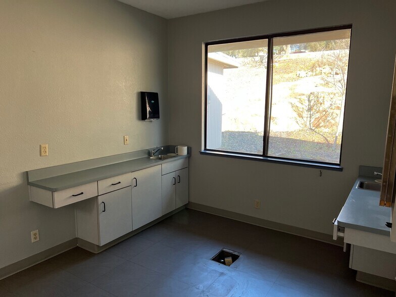 More Photos Of 10618 Combie Rd, Auburn Healthcare For Lease