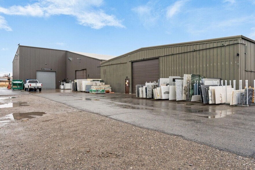 More Photos Of 12 Penny Ln, Gallatin Gateway Showroom For Sale