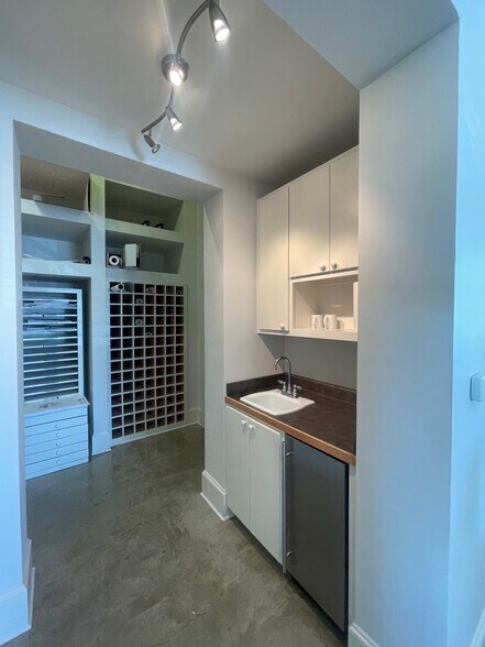 More Photos Of 242 W Sunset Rd, San Antonio Office For Lease