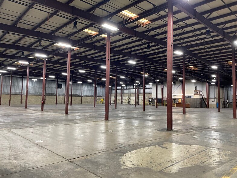 More Photos Of 2200 N New York Ave, Evansville Warehouse For Lease