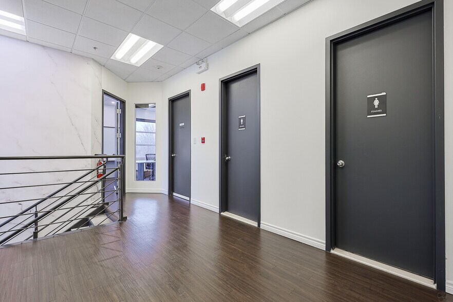 More Photos Of 9233-9245 Rue Thimens, Montréal Light Distribution For Lease