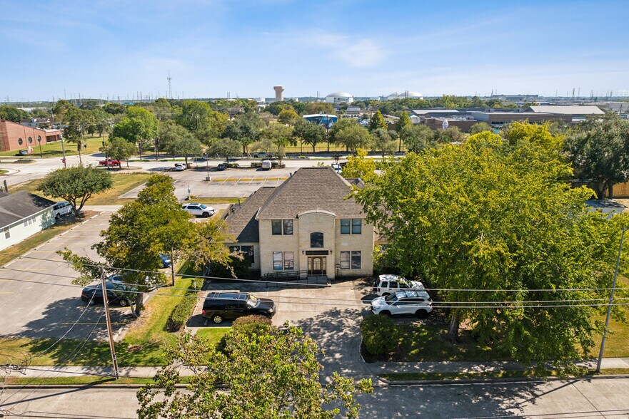 More Photos Of 309 Henrietta Ave, Webster Office For Sale