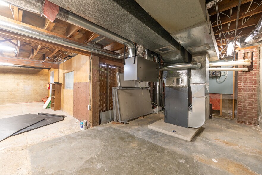 More Photos Of 5007 50 St, Lloydminster Office For Sale