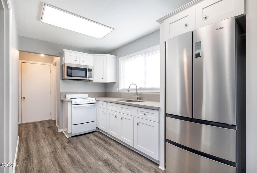 More Photos Of 3570 N Highway 101, Depoe Bay Office For Sale