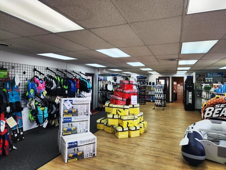 More Photos Of 400 Sussex St, Pewaukee Freestanding For Sale