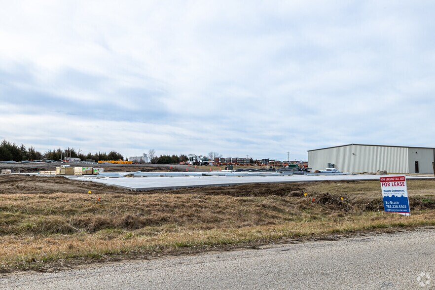 More Photos Of 307 SE 53rd St, Topeka Industrial For Lease