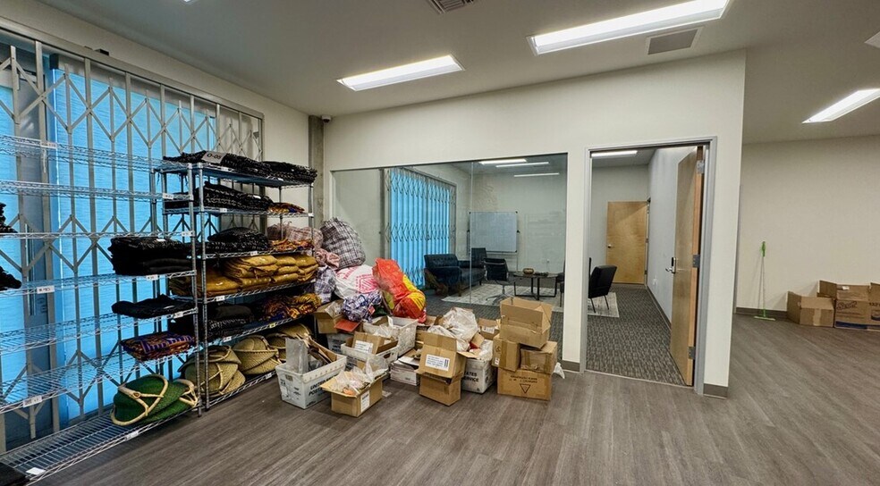 More Photos Of 18320-18330 Oxnard St, Tarzana Warehouse For Lease