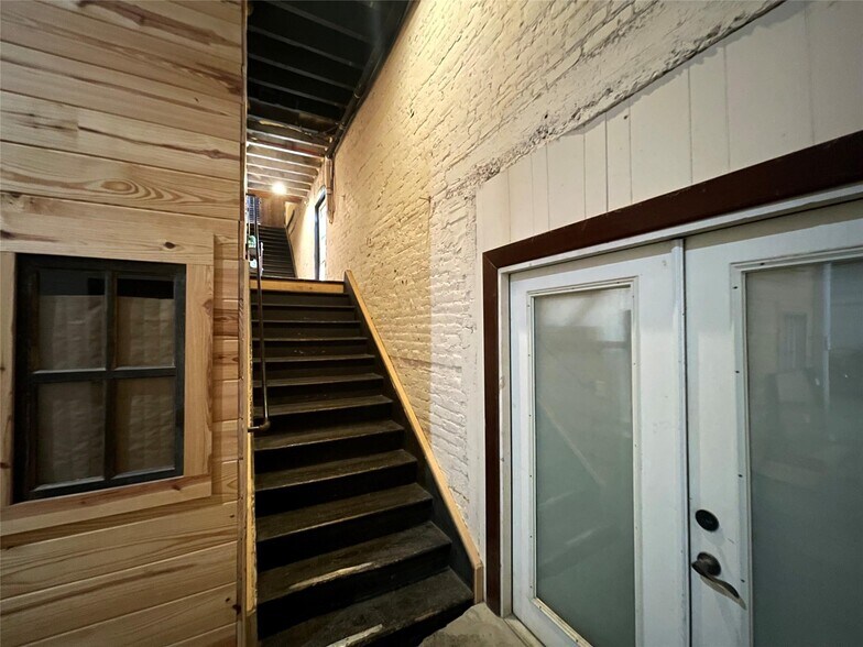 More Photos Of 110 S Houston Ave, Denison Showroom For Sale