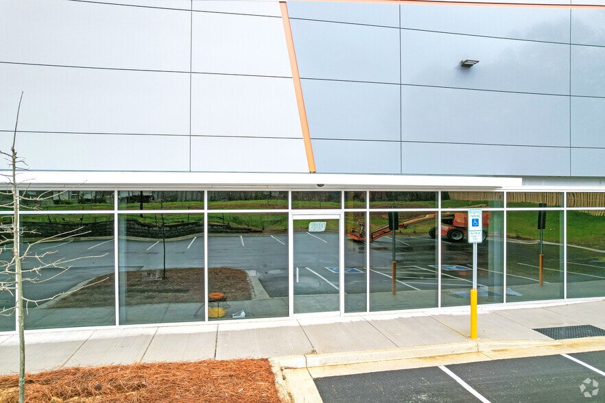 More Photos Of 690 Montana Dr, Charlotte Warehouse For Lease
