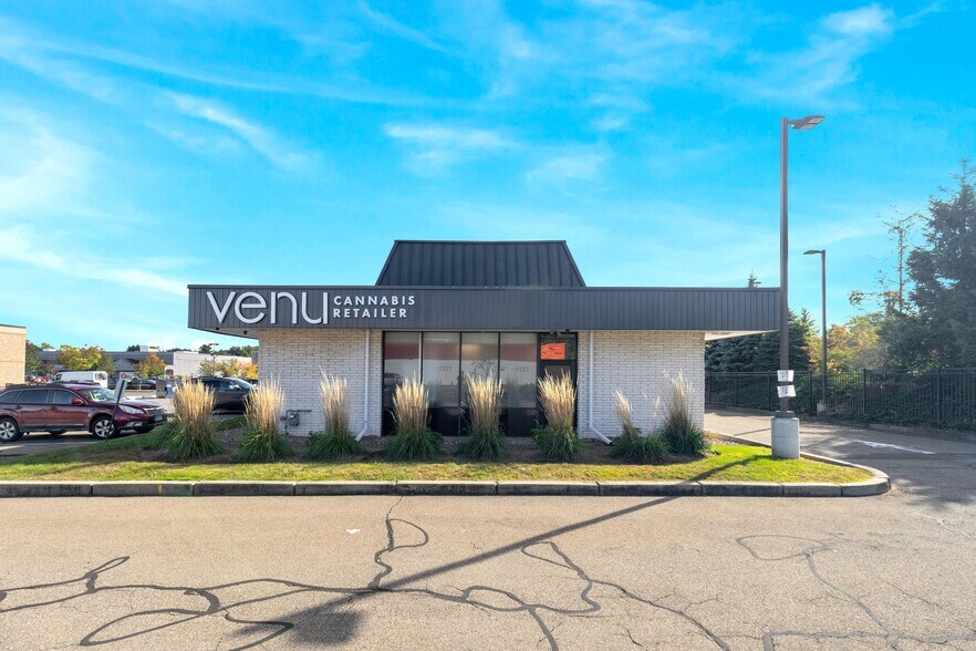 More Photos Of 895 Washington St, Middletown Freestanding For Sale