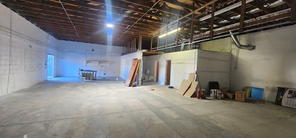 More Photos Of 284 S Center St, Pierson Auto Repair For Lease