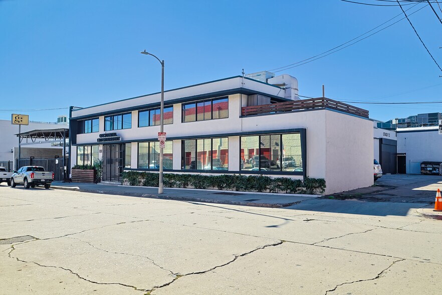 More Photos Of 1041 N Mansfield Ave, Los Angeles Light Distribution For Lease